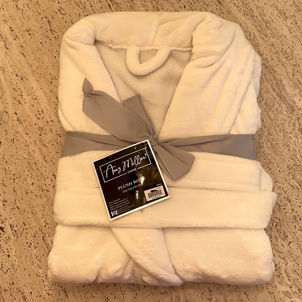 NWT Amy Miller Plush Short Robe